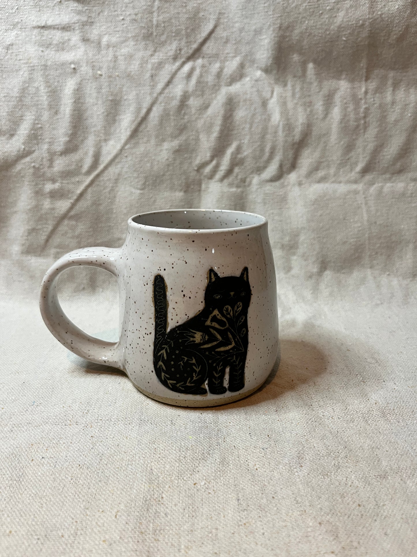 F&F mug: black & white cat (12oz)